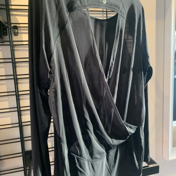 Long-Sleeved + Lightweight Black Mesh Tee: Lululemon - Picture 13 of 14